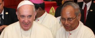Kardinal Ranjith mit Papst Franziskus bei seinem Besuch in Koslars Patendiözese in Ratnapura, Sri Lanka